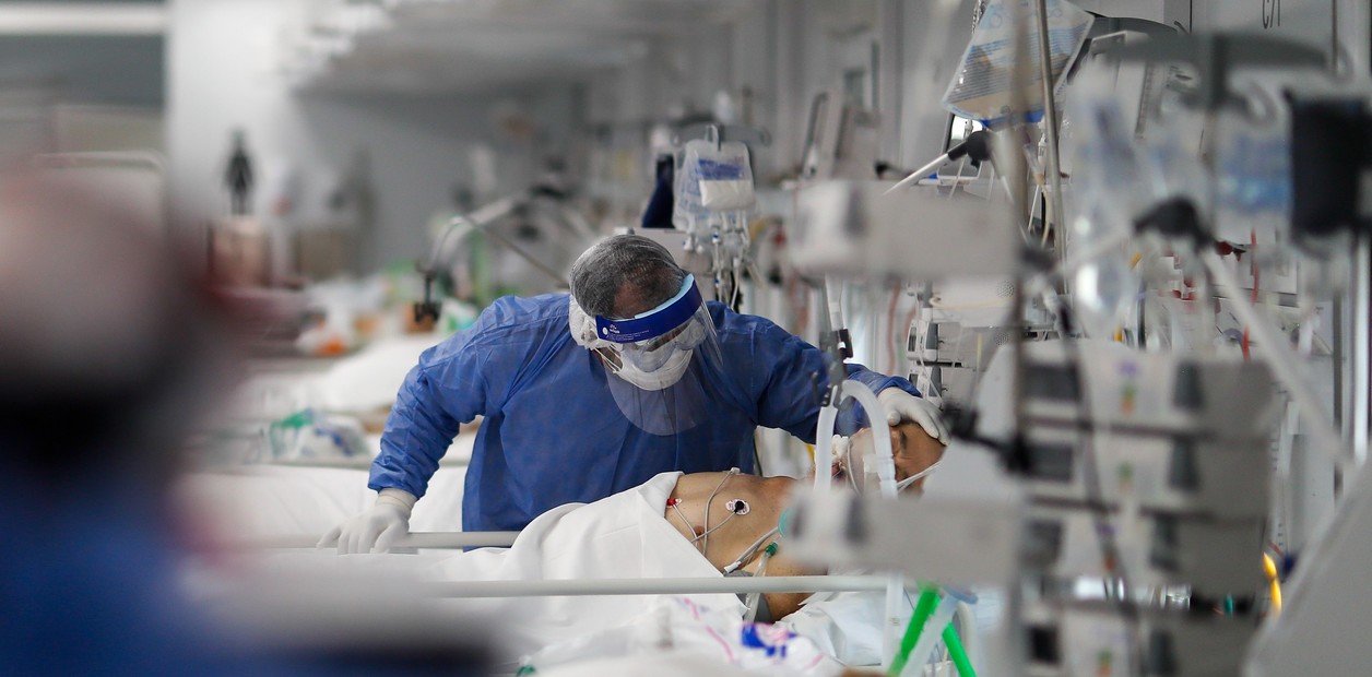 personal-medico-realiza-controles-a___UpMw4tzJJ_1256x620__1