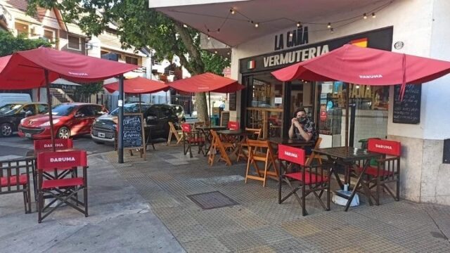 Tapeo-con-vermut-recomendable-para-disfrutar-en-Villa-del-Parque-scaled-1