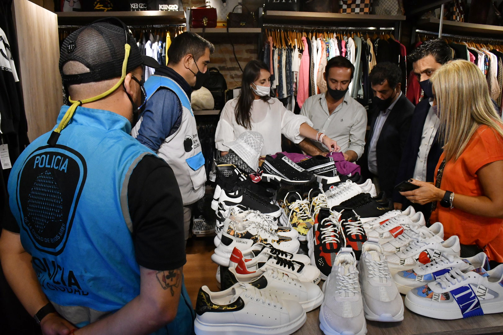 Allanan-showroom-en-Puerto-Madero-y-secuestran-mC3A1s-de-2.200-prendas-por-falsificaciC3B3n-de-marcas