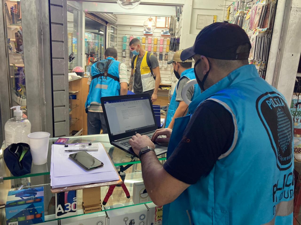 Seis-clausuras-en-locales-de-Balvanera-que-alteraban-y-vendC3ADan-celulares-robados
