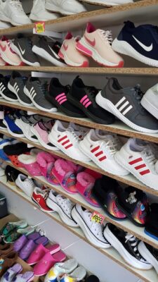 Una-detenida-y-mC3A1s-de-200-pares-de-zapatillas-incautados-en-local-de-Barracas