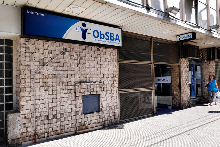 El decreto generará problemas para los que tengan tratamientos prolongados contra una enfermedad o estén cursando un embarazo, sostienen desde el sector privado de salud.