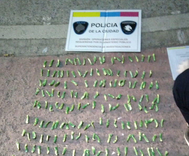 CayC3B3-infraganti-un-dealer-en-Palermo-con-casi-200-dosis-de-cocaC3ADna