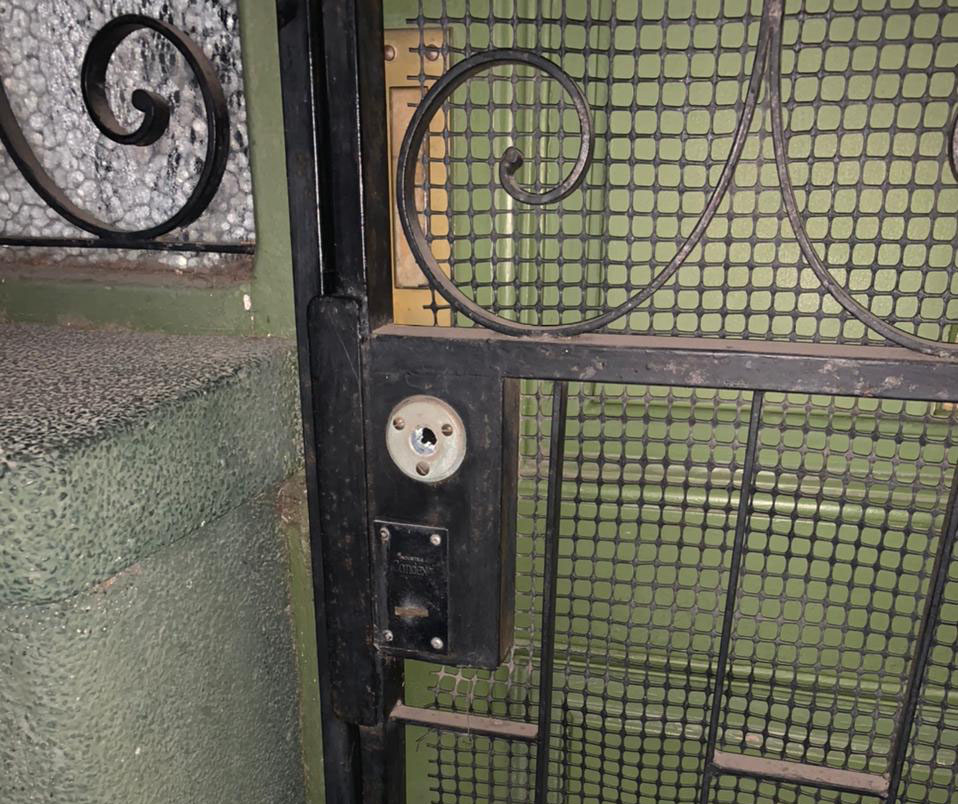 Un-hombre-y-un-menor-detenidos-por-robar-bronces-de-puertas-de-viviendas-de-Villa-Pueyrredon
