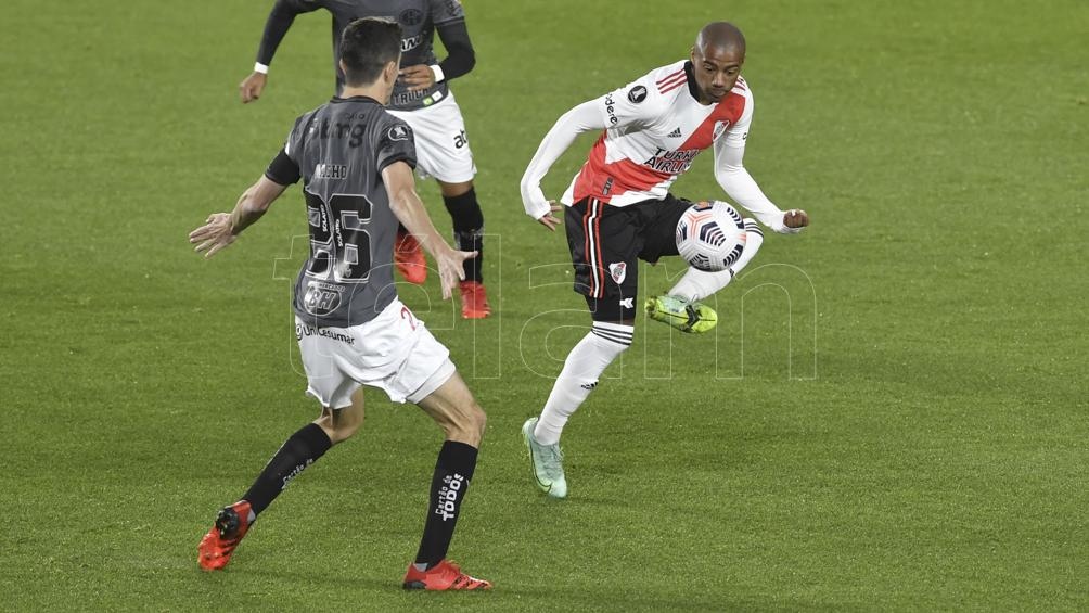 Con-gol-de-Nacho-FernC3A1ndez-Mineiro-le-ganC3B3-a-River-en-el-Monumental