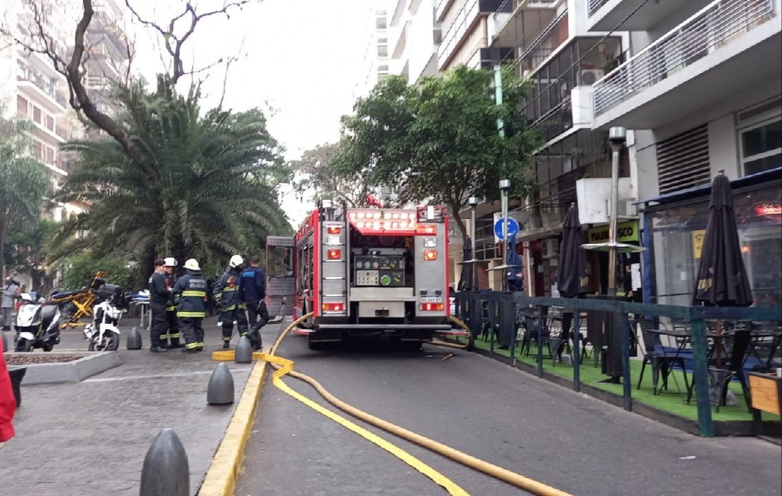 Evacuaron-un-edificio-en-Palermo-por-un-incendio-que-tomC3B3-un-departamento-entero