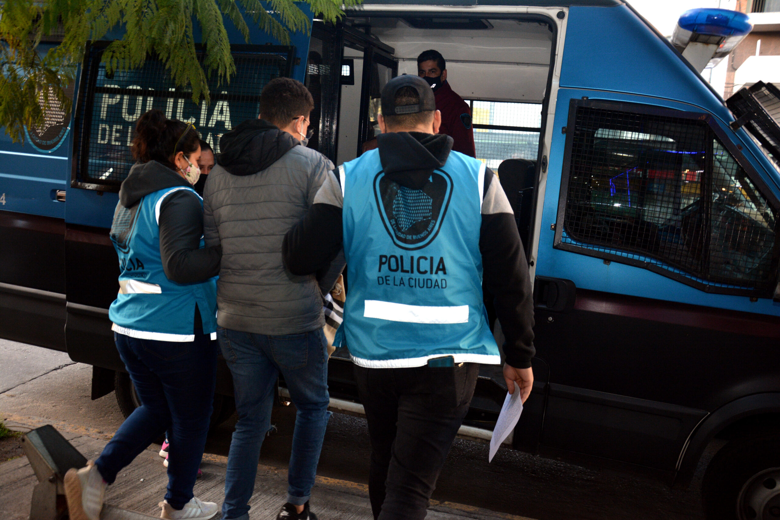 Inspecciones-en-Belgrano-y-Chacarita-dos-detenidos-seis-clausuras-y-mC3A1s-de-200-celulares-y-accesorios-secuestrados