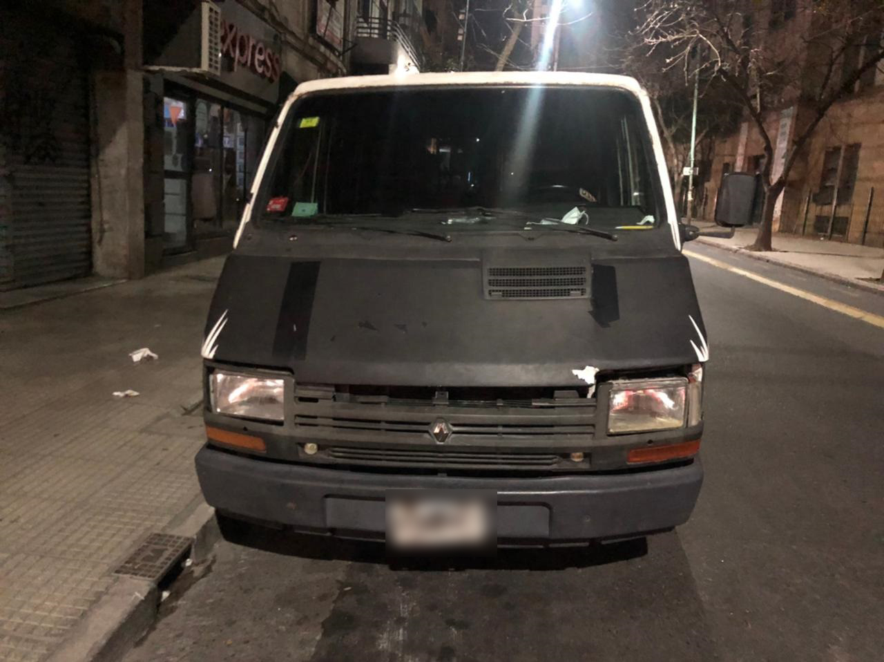 Un-hombre-fue-detenido-en-Recoleta-por-intentar-robar-una-baterC3ADa-y-pertenencias-de-una-camioneta
