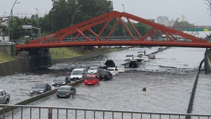 Por-las-fuertes-lluvias-la-General-Paz-quedo-bajo-el-agua