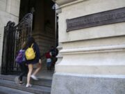 VACUNACIÓN PARA QUE HAYA CLASES “PRESENCIALES Y CONTINUAS”: LA ESTRATEGIA OFICIAL PARA RECUPERAR A LOS ALUMNOS QUE DEJARON LA ESCUELA