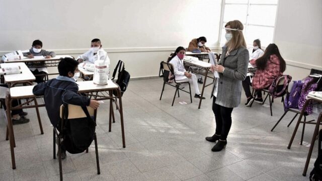 Clases-en-CABA-eliminan-el-aislamiento-de-estrechos-asintomC3A1ticos-y-las-burbujas
