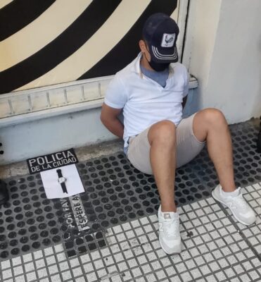 PolicC3ADa-de-la-Ciudad-detuvo-a-un-motochorro-que-asaltC3B3-a-un-turista-en-Recoleta