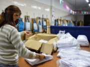 La ciudad entregó guardapolvos escolares fabricados por emprendimientos