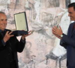 Joan Manuel Serrat fue condecorado