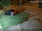 EVITÓ EL ROBO DE SU AUTOMÓVIL ARROJANDO PIEDRAS CONTRA “MOTOCHORROS”