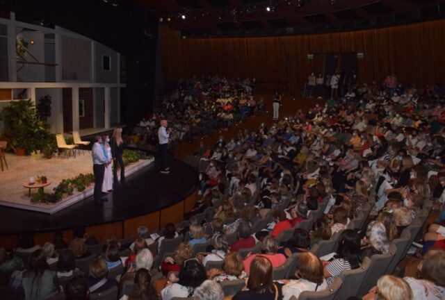 Mas-de-500-personas-mayores-disfrutaron-la-obra-Cae-la-noche-tropical-en-el-teatro-San-Martin