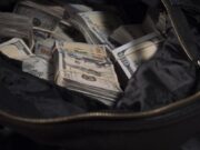 LE HICIERON EL “CUENTO DEL TÍO” A UNA ANCIANA Y LE ROBARON 300 MIL DÓLARES, PERO LUEGO LOS ABANDONARON