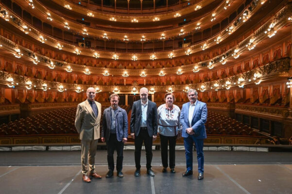 La-Ciudad-suma-una-funciC3B3n-de-PlC3A1cido-Domingo-en-el-Teatro-ColC3B3n-a-beneficio-de-los-damnificados-por-la-guerra-en-Ucrania