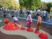 La comuna 11 inauguró el patio de juegos en Plaza El Maestro Emilio Ravignani