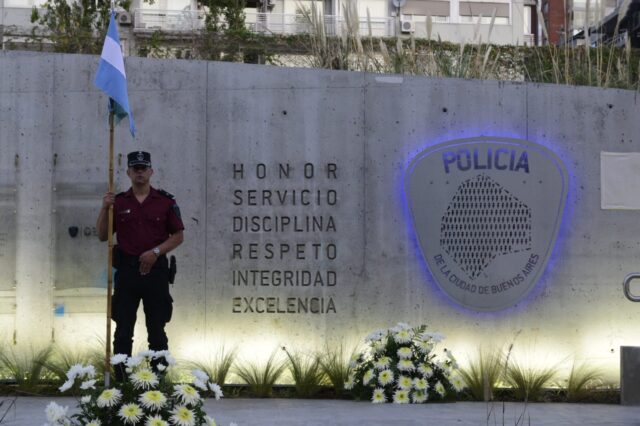 Miguel-y-DAlessandro-inauguraron-el-Monumento-a-los-Policias-y-Bomberos-de-la-Ciudad-Caidos-en-cumplimiento-del-deber