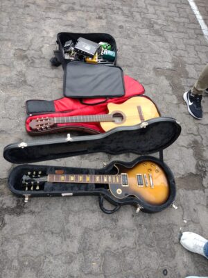 Recuperan-guitarra-valuada-en-25-millones-de-pesos-y-otros-instrumentos-robados-dos-detenidos