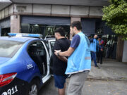 La policía detuvo a un mecánico que tenia un taller ilegal