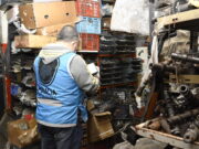 Desbarataron un desarmadero de motos en Barracas