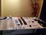 Cayó un estafador serial que compraba por redes sociales y pagaba con dólares truchos