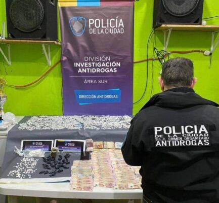 CayC3B3-nuevamente-La-Peque-lideraba-una-banda-narco-mientras-cumplC3ADa-arresto-domiciliario
