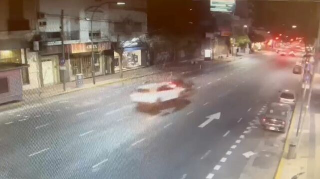 una-mujer-manejaba-alcoholizada-choco-y-volco-en-plena-Av.-Cordoba