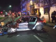 Un auto chocó contra un cantero del Metrobus en Villa Devoto