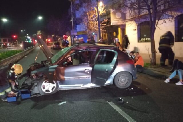 un-auto-en-el-que-viajaban-8-personas-choco-contra-un-cantero-del-Metrobus