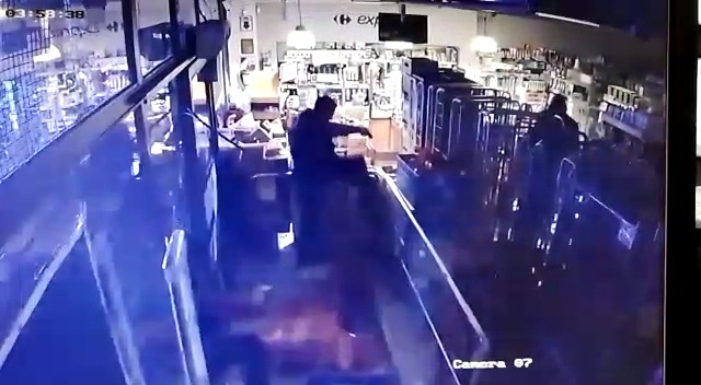 Detuvieron-a-dos-ladrones-mientras-robaban-bebidas-alcoholicas-y-golosinas-en-un-supermercado-cerrado