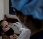 Las muertes por coronavirus aumentaron un 35% a nivel mundial en el último mes, según la OMS