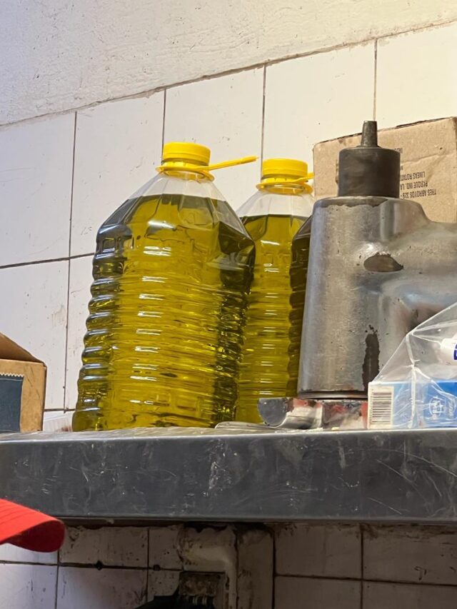 Decomisan-mas-de-1.400-litros-de-aceite-no-apto-para-consumo-humano-que-se-usaba-en-restaurantes