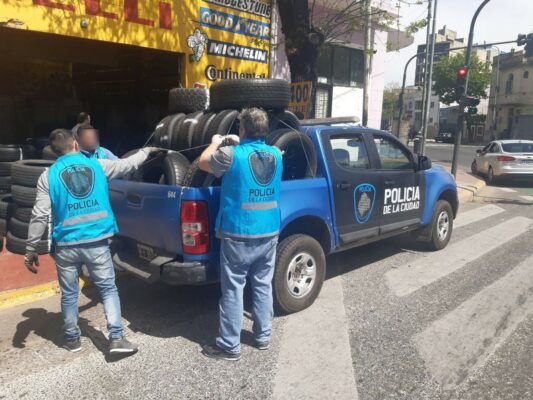 Combate-a-roba-ruedas-secuestran-mC3A1s-de-500-neumC3A1ticos-y-casi-un-centenar-de-llantas-ilegales-en-Parque-Patricios