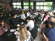 Larreta compartió un cafe con vecinos en un bar en Villa Devoto