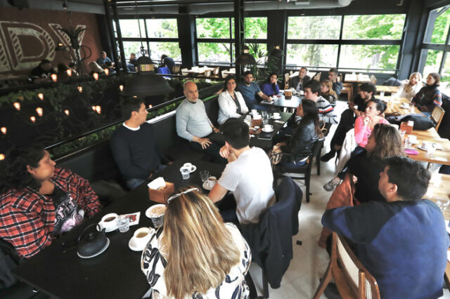Larreta-compartio-un-cafe-con-vecinos-en-un-bar-en-Villa-Devoto