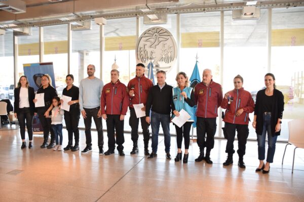 Oficiales-de-la-PolicC3ADa-de-la-Ciudad-firmaron-escrituras-de-sus-viviendas-en-el-Barrio-OlC3ADmpico