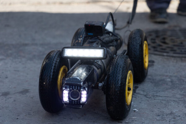 Wall-E-el-robot-que-recorre-y-mantiene-limpios-los-desagC3BCes-de-la-Ciudad