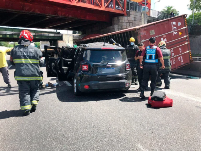 Un-camion-choco-contra-un-puente-y-el-container-que-llevaba-aplasto-a-un-vehiculo