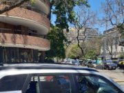 Detienen a un delincuente por robar pertenencias del interior de un auto