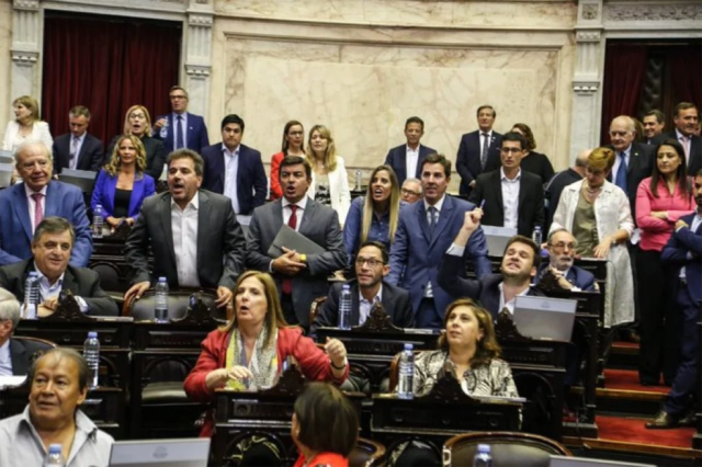CON GRITOS Y ESCÁNDALO, SE DESARROLLA UNA ACCIDENTADA SESIÓN EN DIPUTADOS, CON CECILIA MOREAU EN EL OJO DE LA TORMENTA