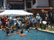 El titulo Mundial se festejó con choripanes y pileta en la Casa del Diego en Villa Devoto