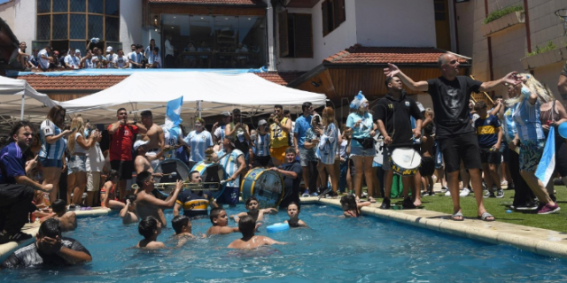 En-la-casa-de-Maradona-en-Devoto-el-titulo-se-festejo-con-choripanes-y-en-la-pileta