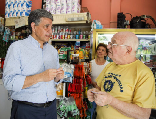 Jorge-Macri-visitC3B3-el-nuevo-patio-de-juegos-de-la-Plaza-Ciudad-de-Banff