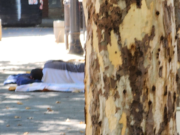 Gente durmiendo, caca, pis y olores en la Plaza de la estación Villa del Parque