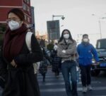 China busca superar la oleada de covid y considera «inaceptables» las restricciones a pasajeros