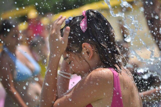 la-propuesta-de-juegos-con-agua-que-divierte-a-los-mas-chicos