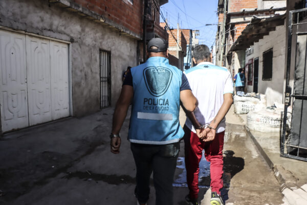 En-allanamiento-por-drogas-en-el-Barrio-20-descubrieron-criadero-de-gallos-de-riC3B1a-y-rescataron-un-caballo-y-animales-de-granja